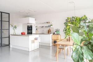 Stalen deur moderne keuken